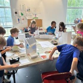 photo of children in an art class
