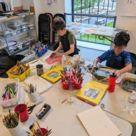 photo of children in an art class
